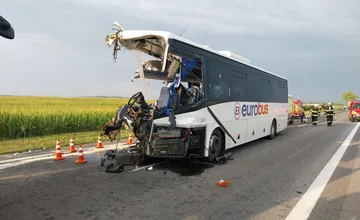 Tragická nehoda pri Drienovci: Zrazil sa kamión s autobusom, vodič to neprežil, jeden cestujúci bojuje o život (FOTO)