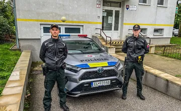 Policajti v okolí Košíc spacifikovali muža, ktorý sa vyhrážal susedom. Pomohli aj žene, ktorá chcela skočiť pod vlak