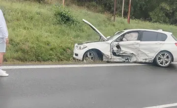 V Košiciach za krátky čas došlo k ďalšej nehode, na Sečovskej ceste havarovalo auto. Úsek je neprejazdný