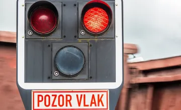 Vlaky v Poprade stoja, na železniciach nahlásili bombu. Cestujúcich čaká meškanie, niektoré vlaky odriekli úplne
