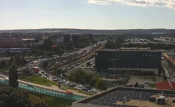 Piatok nesklamal, na Moste VSS sa zrazil kamión s autom, pripravte sa, že si postojíte v kolónach