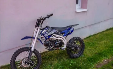 Dvanásťročný chlapec na motorke nabúral v Ždani do auta, so poraneným kolenom ho previezli do nemocnice