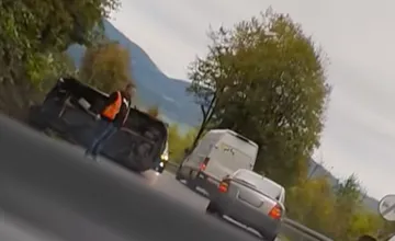Za Krompachmi smerom na Margecany pozor na prevrátené auto v zákrute. Nehoda sa stala aj v Košiciach pri čerpačke Orlen