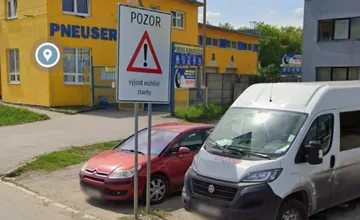 Zlodej vybrakoval BMW-čka, ktoré čakali na servis na Bardejovskej. Majitelia hľadajú svedkov