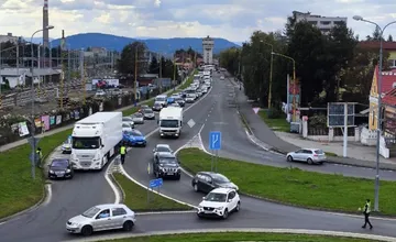 Zrážka dvoch áut upchala v Letnú v Košiciach, tvoria sa dlhé kolóny a úsek je neprejazdný 