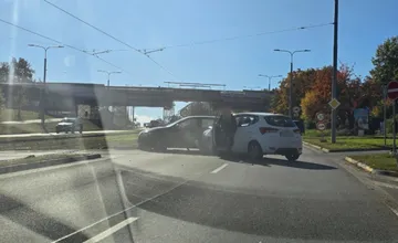 Na Triede SNP sa zrazili dve autá, blokujú cestu, polícia odkláňa vodičov iným smerom