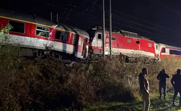 Pri vlakovom nešťastí pri Pezinku sa zranilo 80 cestujúcich, 3 operovali. Vyšetrovanie prebieha, mimoriadne zasadá vláda