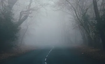 Vodičom komplikuje cestu do Košíc hmla, zdržíte sa aj v ranných kolónach