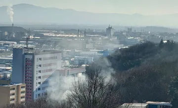 Košickí hasiči majú v úvode pracovného týždňa plné ruky práce, pod jedným zo sídlisk si obyvatelia všimli stúpajúci dym