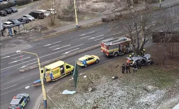 Na košickom sídlisku došlo k vážnej dopravnej nehode, osobné auto čelne narazilo do stromu