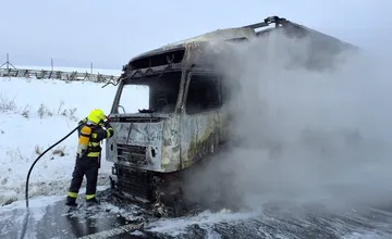 Na R4 pri Košiciach horel kamión s nákladom, úsek je na niekoľko hodín uzavretý
