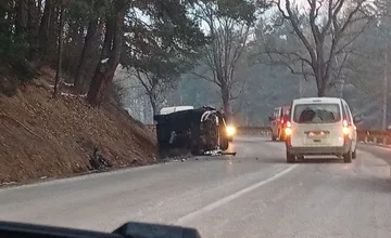 V lesíku za Bystranmi sa prevrátilo auto, blokuje časť cesty, na mieste zasahujú záchranné zložky
