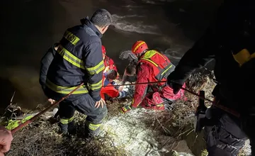 VIDEO: Košickí hasiči vyťahovali osobu v bezvedomí z rieky Torysa v obci Vyšná Hutka