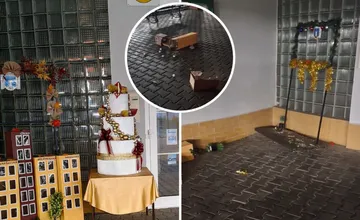 VIDEO: Práca detí z Ťahanoviec vyšla navnivoč, neznámy človek zničil ich výstavku pred miestnym úradom