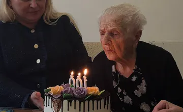 FOTO: Starostka košického sídliska opäť gratulovala k vzácnemu jubileu, pani Mária oslávila stovku v kruhu najbližších
