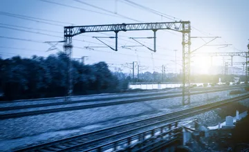 Zrážku s vlakom na východe neprežil starší muž, manželka s okoloidúcimi sa mu snažili pomôcť, bezúspešne