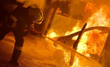 Cez víkend mali košickí hasiči ruky plné práce, pokojnú noc narušili šľahajúce plamene na sídlisku Nad jazerom
