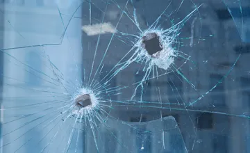 V pokojnom meste na Spiši to začína vyzerať ako vo westerne, podnikateľ si našiel prestrelené okná. Ide o odkaz?