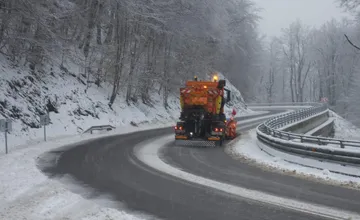 Sneženie sa presúva na východ, očakáva sa až 12 cm snehu. Večer začne pohroma v podobe poľadovice