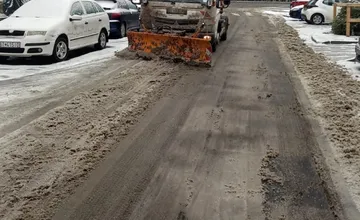 Cesty v Košiciach a okolí pokrýva kašovitý sneh, zdržia vás aj kolóny v rannej špičke