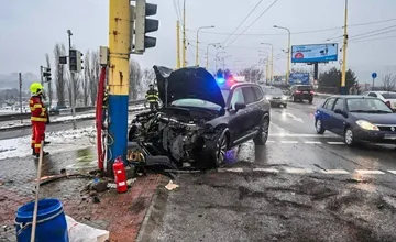Vodič zapichol svoje Volvo do stĺpa na Hlinkovej v Košiciach, v tele mal drogy, spolujazdkyňa sa vážne zranila