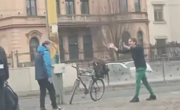 VIDEO: Ikonický tanečník v Košiciach získava k tancu ďalších. Ak by sa pridali viacerí, roztancujeme mesto, píšu miestni