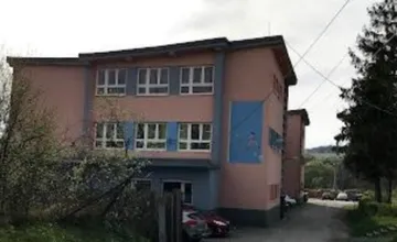 Škola v Kecerovciach sa topí v probléme, hrozí jej aj vrátenie peňazí. Okrem toho budú musieť zrušiť aj dvojzmennú výuku