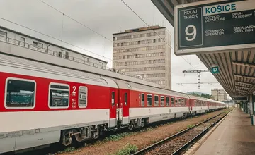 Vlak prichádzajúci do košickej stanice zrazil muža, zranenia boli devastačné