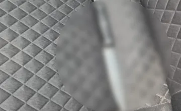 FOTO: Košičanka si našla v zamknutom aute desivý odkaz, nebolo to prvýkrát. Komu prekážame?, pýta sa