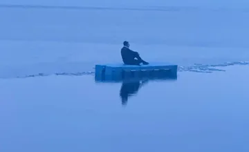 Kuriózny prípad zo Zemplína: Muž sa vyšplhal pod vplyvom alkoholu na mólo, zostal zaseknutý na vodnej hladine