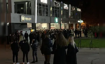 Balkónový strelec v košickom Starom Meste mal zrejme problém s nočnými párty a hlukom z podnikov, riešil to po svojom