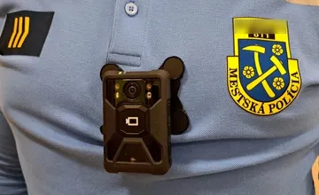 V ďalšom meste na východe Slovenska pribudli na uniformách policajtov telové kamery. V Košiciach si ich pochvaľujú
