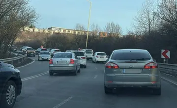 Po hromadnej nehode v Šaci sa upchala aj Sečovská cesta, vodiči ňou obchádzajú nehodu na Prešovskej