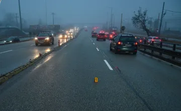 Neznámy vodič nedal prednosť Audi za mostom VSS, to havarovalo. Boli ste svedkom tejto nehody? Obráťte sa na políciu