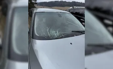 Východniarovi rozbil čelné sklo kus ľadu, ktorý odletel z kamióna. Skúša silu internetu a hľadá kamerový záznam