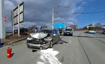 Hasiči zamierili k hromadnej nehode na Furči, zrážka troch áut si vyžiadala zranenia