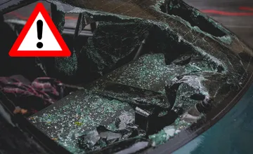 Ťahanovčanka upozorňuje susedov na vlamačov sliediacich na sídlisku. Lup sa im asi nepáčil, nechali ho za panelákom