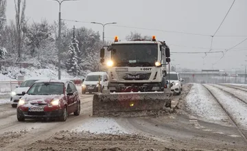 Košice hlásia, že sú pripravené na snehovú nádielku, do ulíc vyrazila technika. Občanom odporúčajú zostať doma