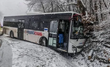 Pred Slancom smerom z Bohdanoviec sa tvorí rozsiahla kolóna. Dôvodom je dopravná nehoda autobusu, zranilo sa mnoho ľudí