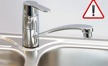 Košičania sú už druhý deň bez pitnej vody, vodári už pracujú na oprave potrubia, problémy však hlásia aj iné lokality