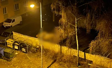 FOTO: Útulné ubytovanie pod holým nebom v Košiciach, kým jedni pri pohľade na fotku sršia vtipom, druhí dvíhajú prst