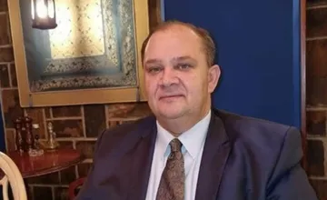 Len niekoľko hodín po poslednej rozlúčke s rómskym kráľom v jeho dome zasahovala polícia, čo tam hľadal neznámy muž?