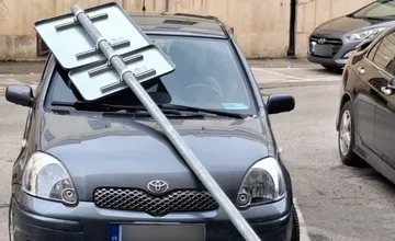 FOTO: Na východnom Slovensku úraduje silný vietor. Košičania už hlásia aj prvé škody, značka v centre to už nevydržala