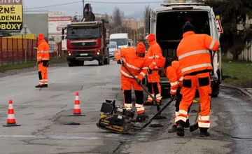 Metropola východu vo veľkom opravuje výtlky v meste, do dopravy sa rozhodla dať ešte viac peňazí ako v minulosti