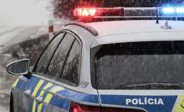 Vodič autobusu zrazil pri obci Rudňany opitého chodca nesúceho posteľ. Nasledoval útok na vozidlo