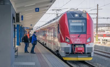 Východniari, pozor na to, z ktorej strany sa nastupuje do vlakov. Pre tento malý detail môžete zmeškať svoj spoj