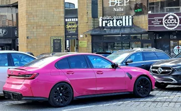 FOTO: Vybrala sa do centra Košíc nakupovať slávna Barbie? Odparkované auto sa stalo okamžitým centrom pozornosti