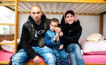 FOTO: Košice odovzdali ďalší mestský byt, otec Matúš je na svoje dve deti sám a z pomoci neskrýval dojatie 