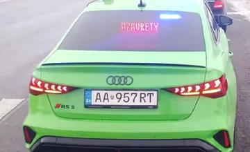 FOTO: Na D1 medzi Prešovom a Košicami púta pozornosť vodičov neónovo zelená Audina, neuveríte, kto sedí za volantom