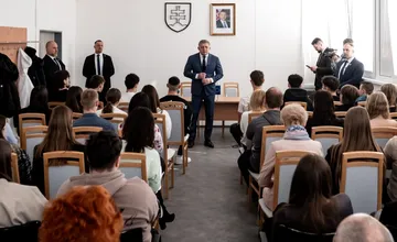 Robert Fico diskutoval so študentmi v Spišskej Novej Vsi, aj tu došlo k protestu, v meste však otvoril aj novú chirurgiu